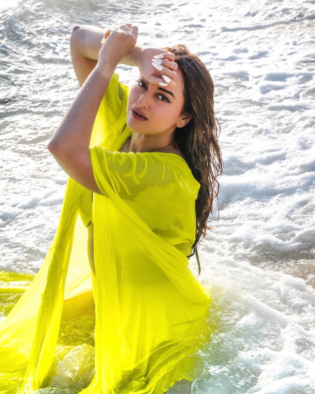 5 Bollywood Celebrities That Are In Love With Ocean-Cover Image